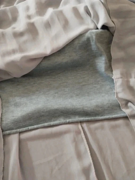 Vestido gris, hombros descubiertos, Piment Rouge, T40 – photo 8